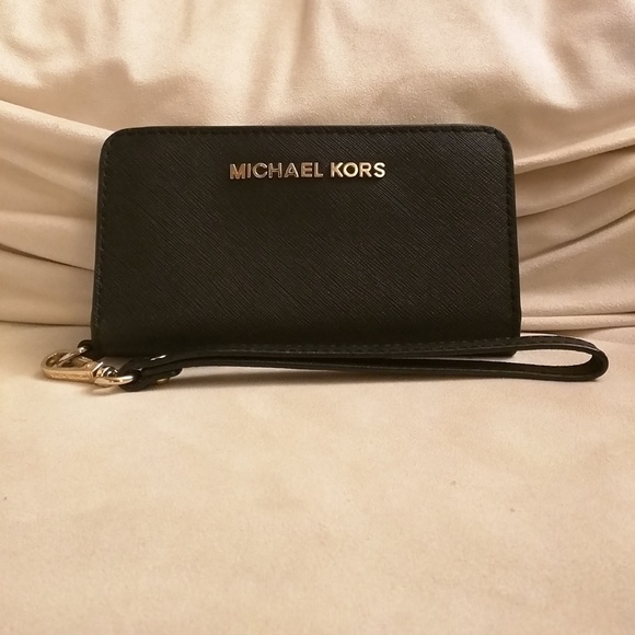 Michael Kors Handbags - Michael Kors Wristlet Wallet